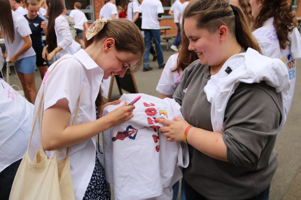 Y11s outside signing tee shirts