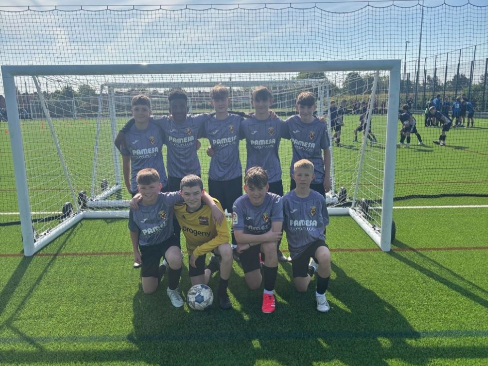 winning football team pose for photo